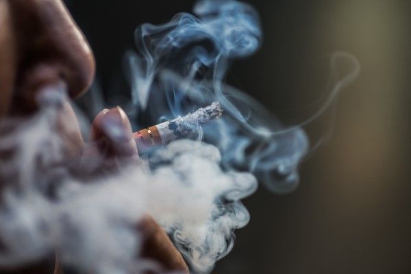 Cardiopatía Isquémica - hombre fumando, uno de los principales causantes de la cardiopatía isquémica