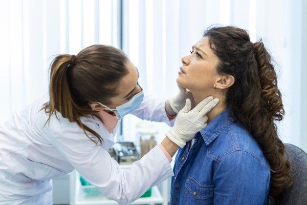 Mujeres con prueba de glándula tiroides