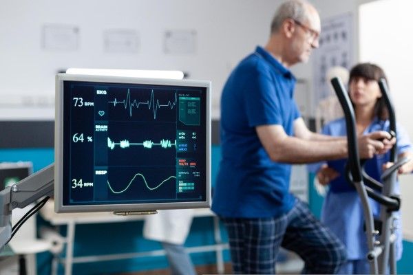 hombre mayor en el hospital realizando una prueba de esfuerzo