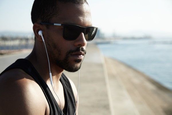 joven en la playa con gafas de sol