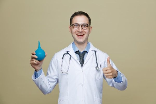 medico preparando al paciente para el procedimiento con un enema