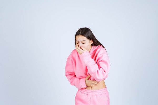 mujer joven con ganas de vomitar