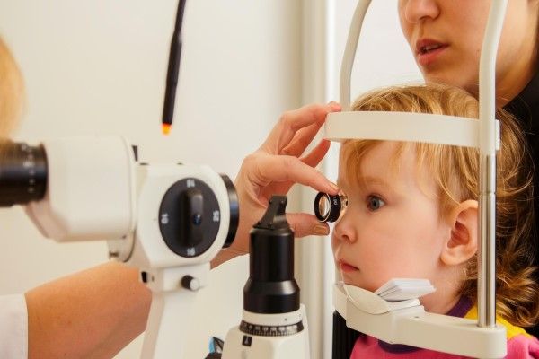 niño en las consulta del oftalmólogo realizándose una revisión ocular