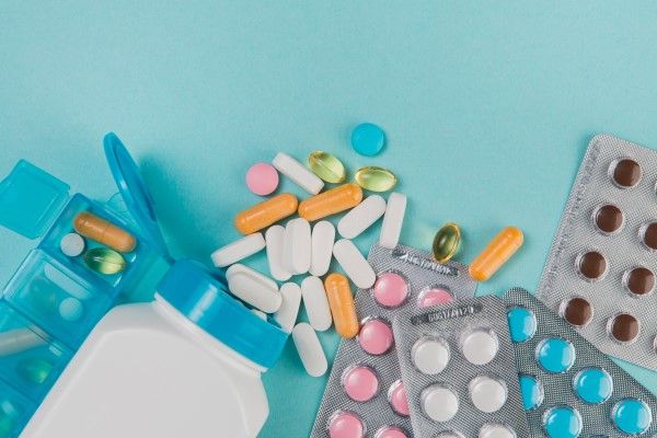 vista superior de un montón de antibióticos para tratar la enfermedad
