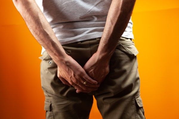 hombre con molestias en el recto tras realizar la prueba clínica