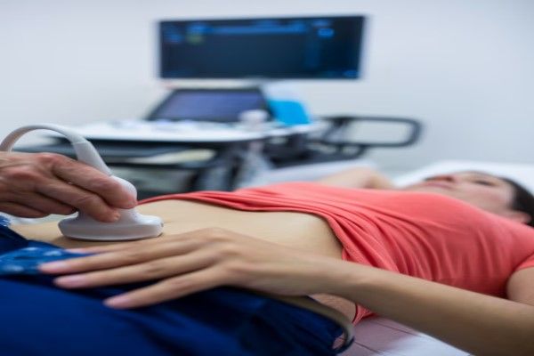  mujer en el ginecólogo realizándose una ecografía