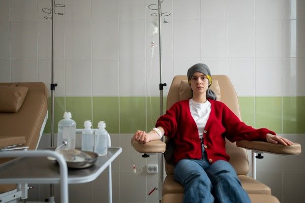 mujer joven recibiendo un tratamiento de quimioterapia