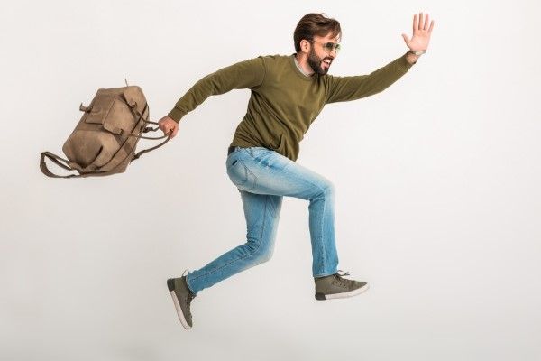 hombre saltando por culpa de un tic complejo