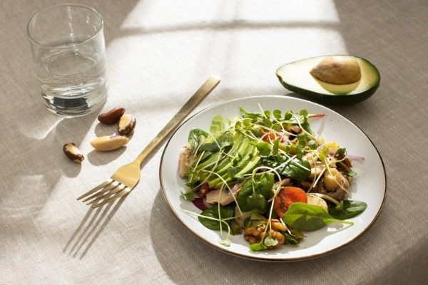 Alto ángulo de plato con alimentos dietéticos cetogénicos y almendras