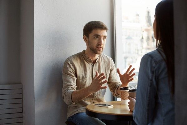 hombre con la enfermedad repitiendo las palabras de la mujer con la que habla