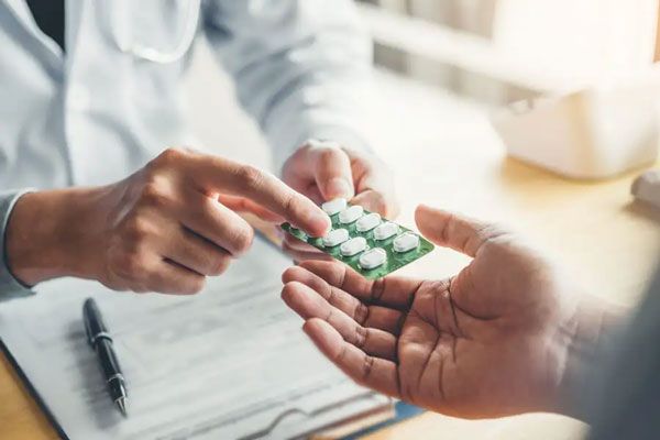 Clamidia - Doctor receta una serie de antibióticos para curar una enfermedad de transmisión sexual 