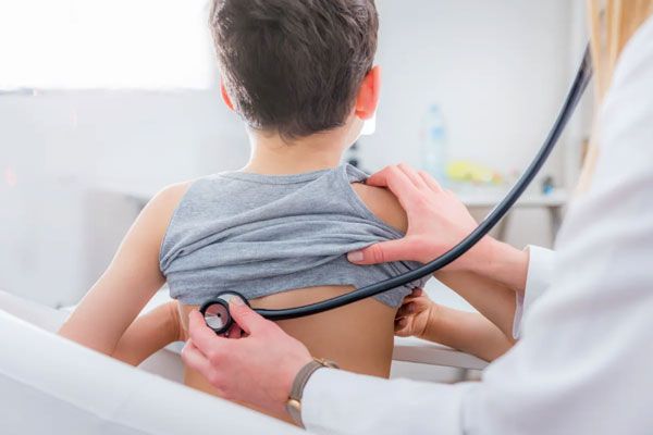 Asma - Pediatra emplea un estetoscopio para escuchar como se encuentran los pulmones de un niño