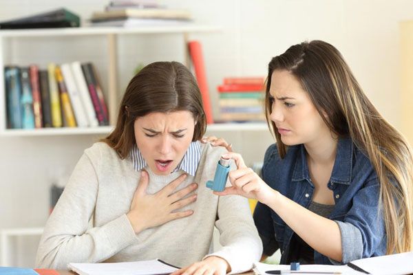 Asma - Joven asiste a una amiga ante un ataque de asma tras recibir una mala noticia