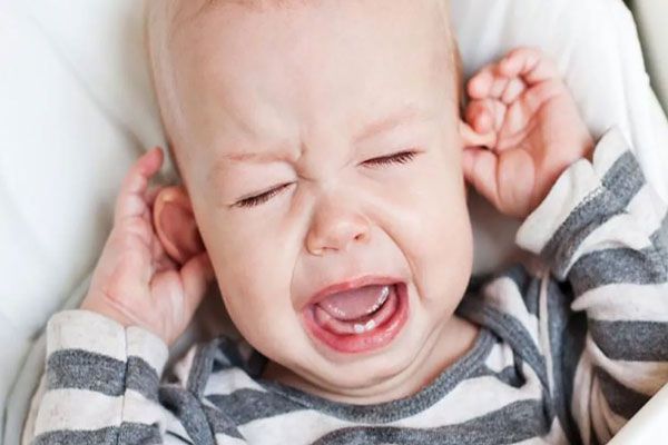 Otitis - Bebé de meses rompe en llanto tras presentar fiebre y significativas molestias en el oído