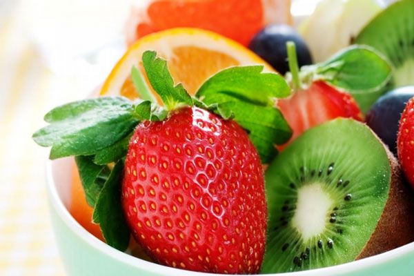Vista ampliada de una gran variedad de frutas cítricas servidas sobre un tazón