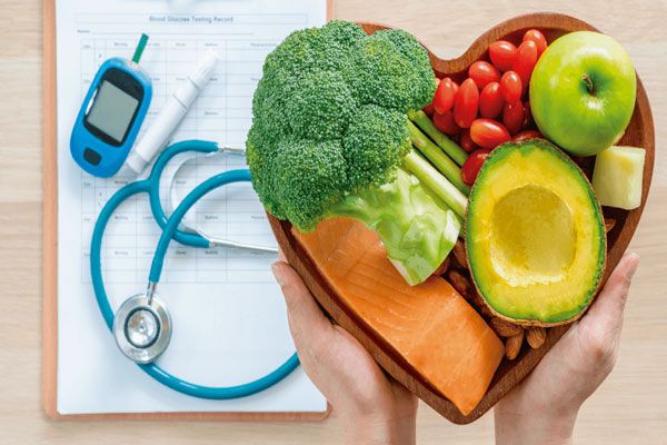 Alimentos saludables servidos en una tasa de madera para prevenir para regular los niveles de glucosa en sangre 