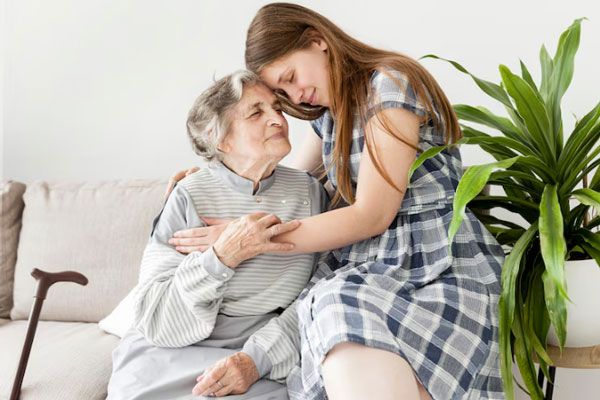 Joven abraza a su abuela con demencia senil como muestra de afecto y apoyo