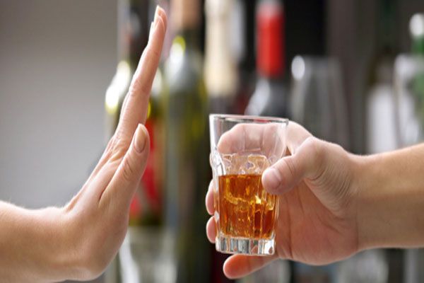 Mujer rechaza vaso de alcohol para preservar su salud 