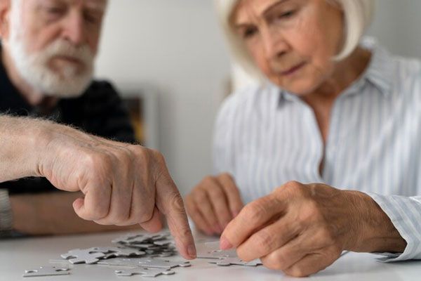 Enfermedad de Alzheimer - Adulta mayor adopta un pasatiempo en casa para trabajar su capacidad de coordinación y concentración