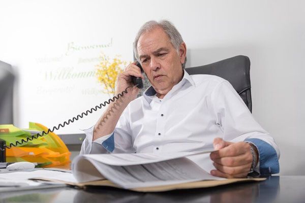 Enfermedad de Alzheimer - Adulto mayor llama a su hijo por teléfono para hacerle una consulta sobre su identidad
