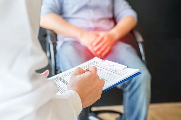 Hombre con anomalías en los testículos acude a un especialista para obtener un diagnóstico más claro y preciso 
