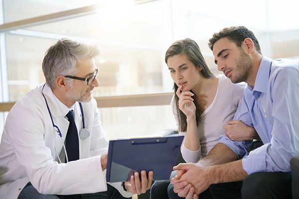 Doctor explica parte del historial sexual de un paciente masculino a su nueva pareja 