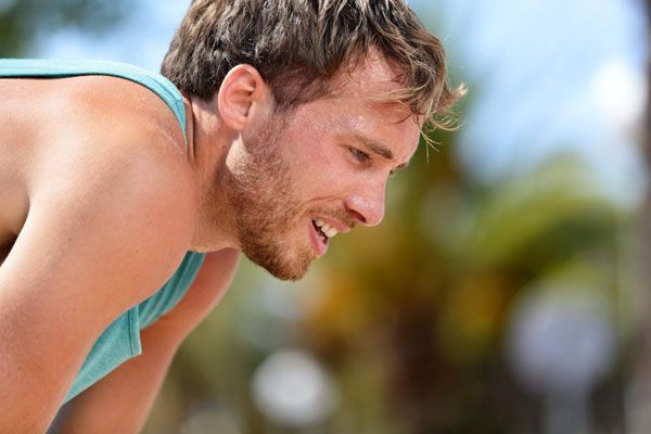 Asma - Hombre joven enfrenta problemas de respiración después de salir a correr