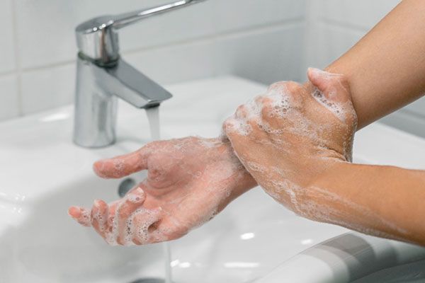 Mujer práctica el lavado de manos para prevenir el contagio de múltiples enfermedades 
