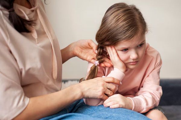 Otitis - Niña se muestra molesta e irritable ante persistente dolor de oído