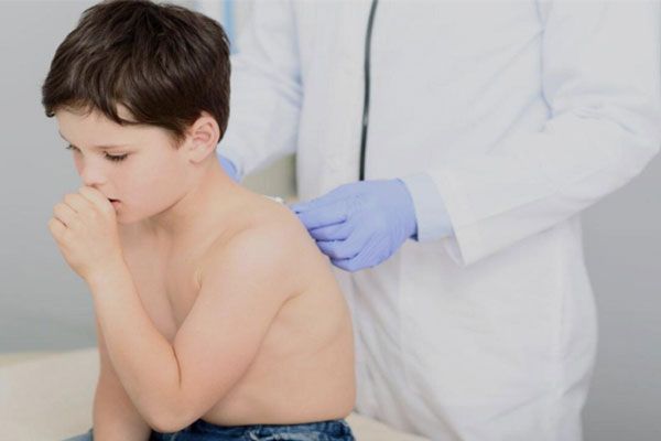 Doctor examina con detenimiento los pulmones de un niño ante tos persistente y diversos síntomas de neumonía 