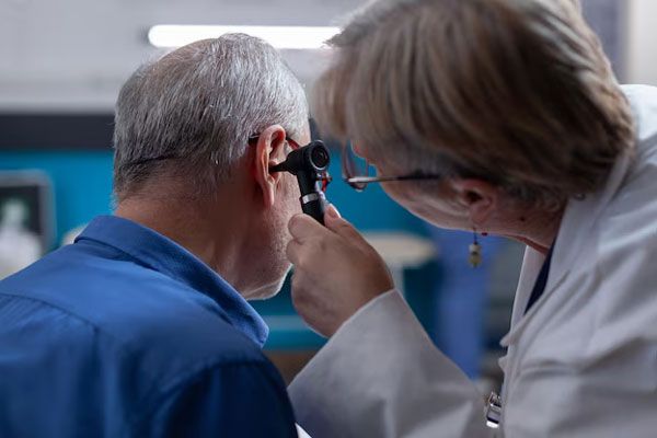 Pérdida de la audición - Doctora usa el otoscopio para ver como se encuentra la estructura interna del oído de un paciente 