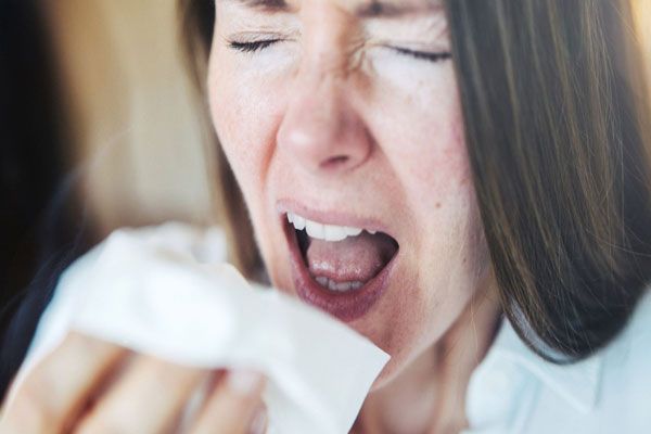 Meningitis bacteriana - Mujer hace un gesto muy característico antes de estornudar abiertamente