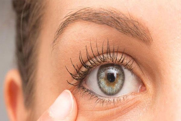 Diabetes - Mujer señala su ojo ante significativas molestias en la vista 