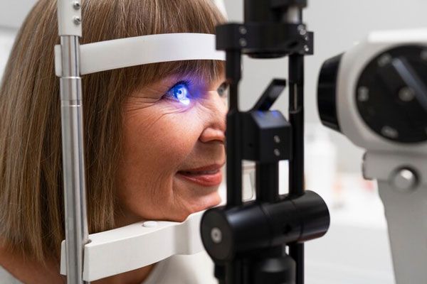 Mujer mayor se somete a una revisión ocular previa para llevar a cabo una terapia láser