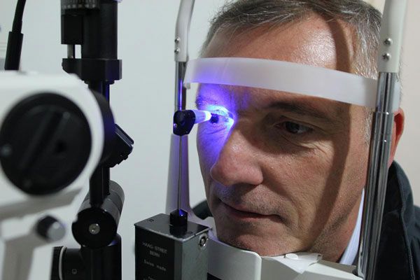 Glaucoma - Hombre espera pacientemente mientras le realizan una tonometría ocular