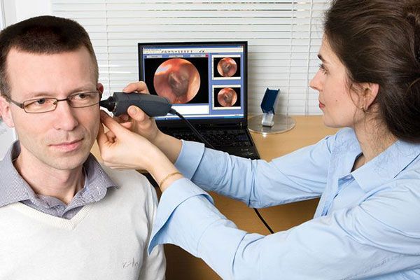 Pérdida de la audición - Doctora emplea un dispositivo tecnológico altamente avanzado para apreciar el interior de un oído mediante imágenes 