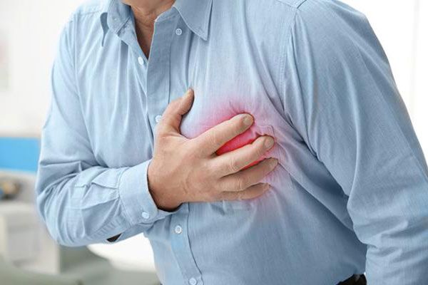 Diabetes - Hombre presiona su pecho tras sentir un punzante dolor que advierte un ataque cardíaco 