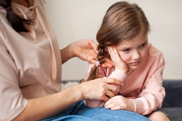 Meningitis bacteriana - Madre se muestra preocupada por lo persistentes dolores de cabeza de su hija