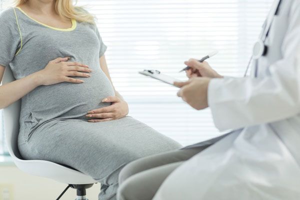 Mujer embarazada acude a una consulta con el doctor para descartar cualquier tipo de infección por bacterias