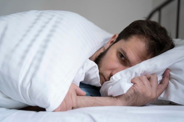 Trastorno de ansiedad - hombre con problemas de insomnio por culpa de la ansiedad