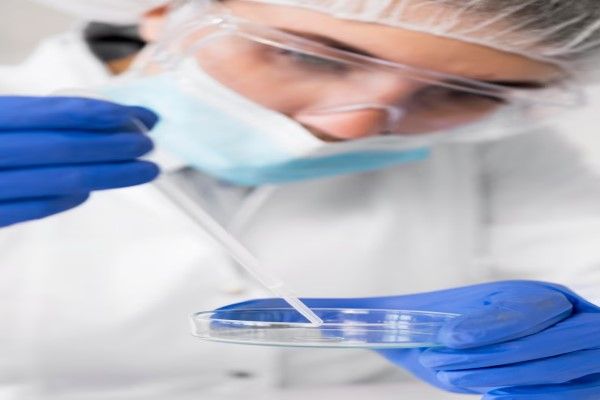 herpes labial u oral - técnico en el laboratorio realizando unas pruebas