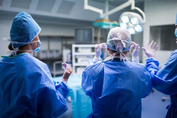cirujanos en el quirófano preparándose para una operación