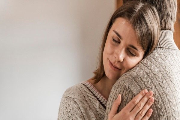  mujer abrazando a un hombre con cara de felicidad