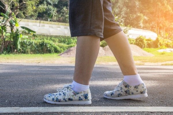 Síndrome de Rett - niño caminando por el parque