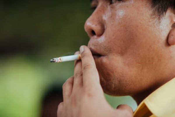 bronquitis crónica - hombre fumándose un cigarro