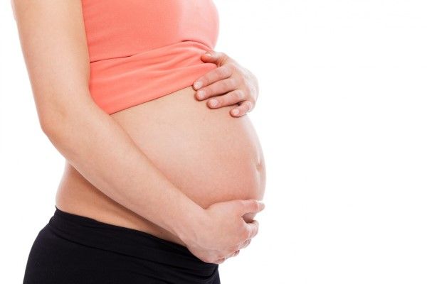 atragantamiento - mujer embarazada con las manos sobre su vientre