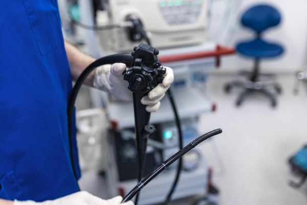 Colitis isquémica - especialista con la aparatología necesaria para realizar una colonoscopia