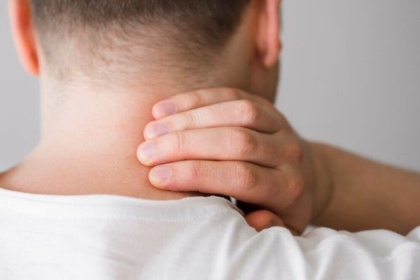 Linfoma no Hodgkin - hombre llevándose la mano al cuello