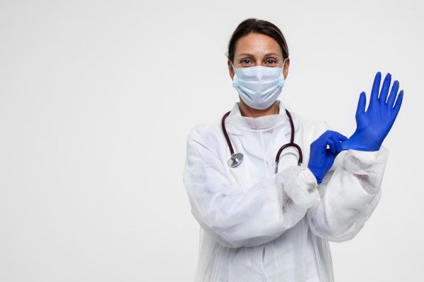 Flebitis - medico poniéndose unos guantes esterilizados
