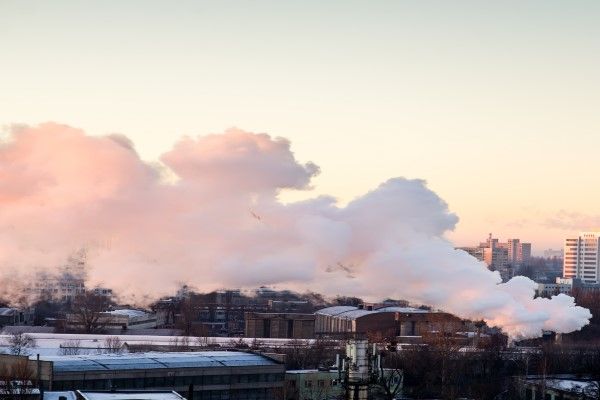 contaminación industrial del aire por una chimenea en una ciudad